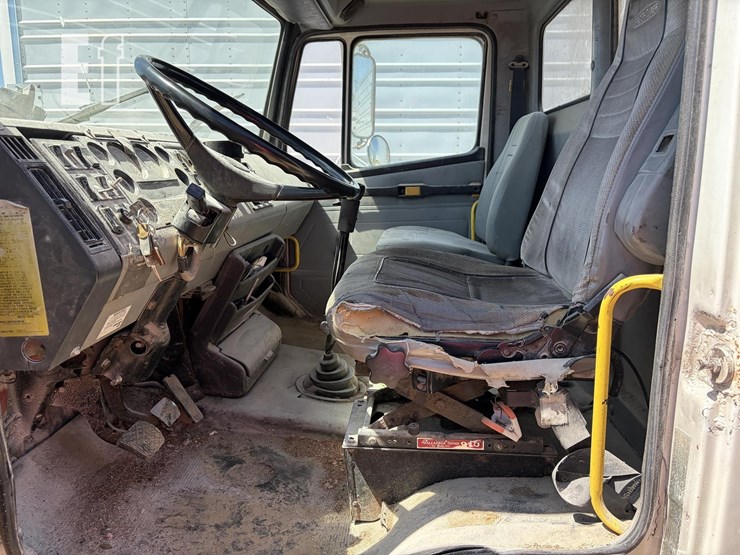 1995-freightliner-fl80-image-17