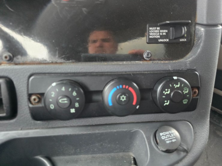 2015-freightliner-cascadia-113-image-63