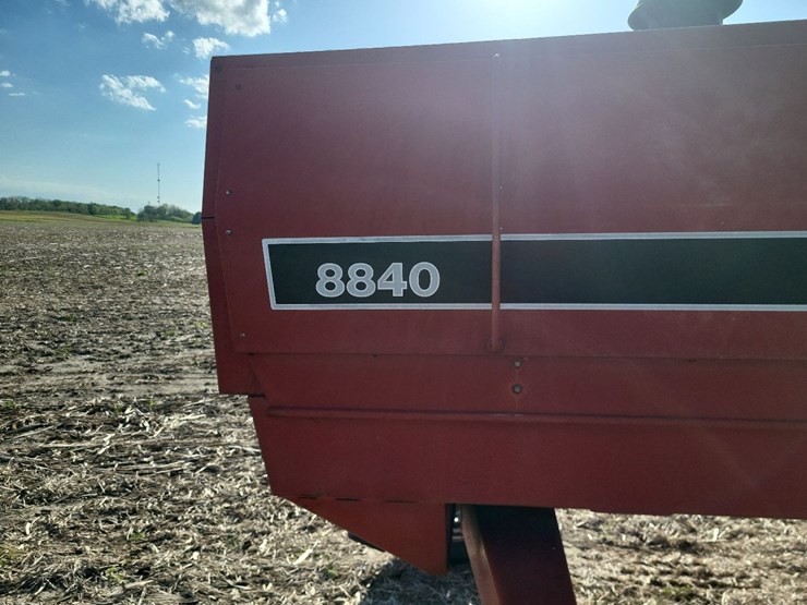 international-8840-swather-image-31
