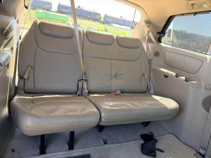 2004-toyota-sienna-image-25