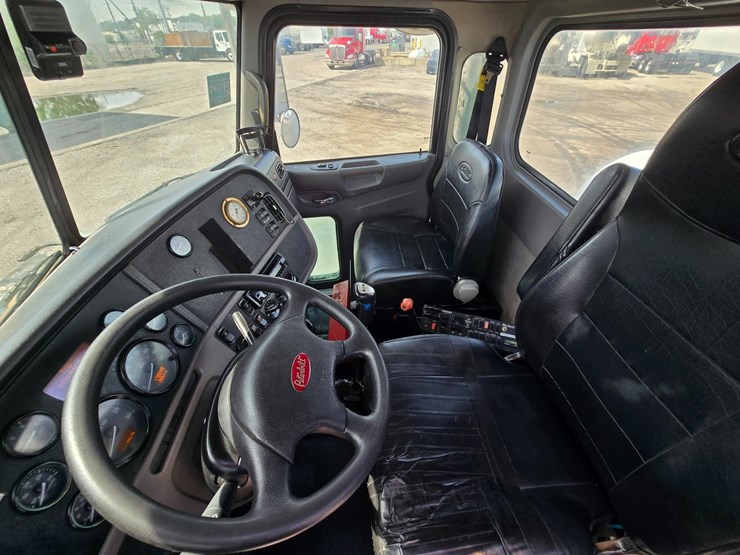 2014-peterbilt-365-image-74