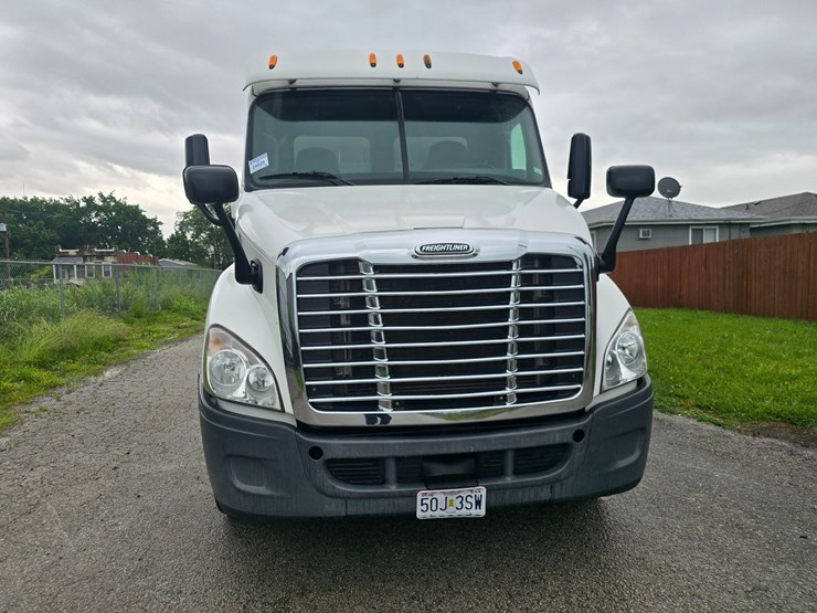 2015-freightliner-cascadia-113-image-35