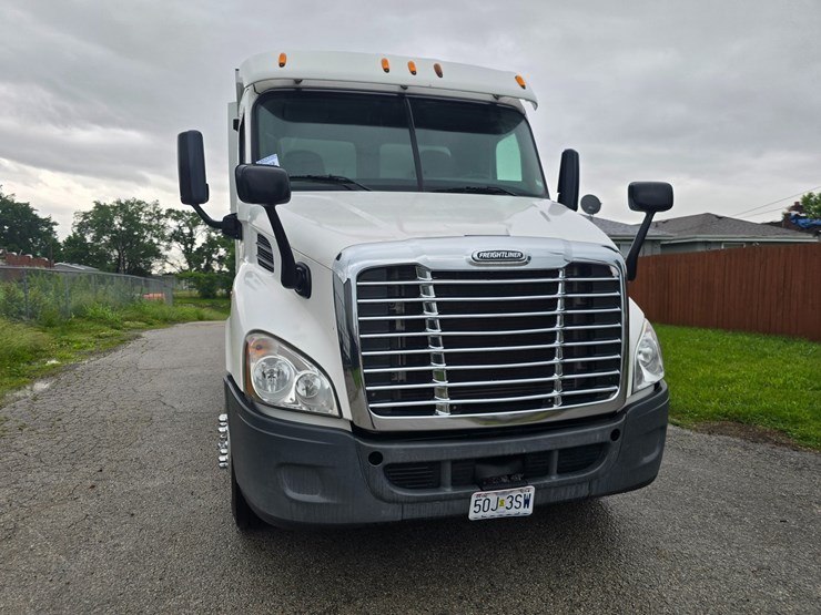 2015-freightliner-cascadia-113-image-33