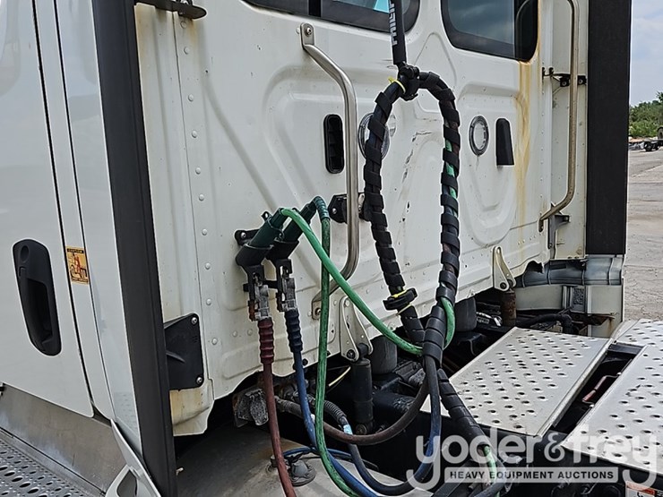 2022-freightliner-cascadia-116-image-14