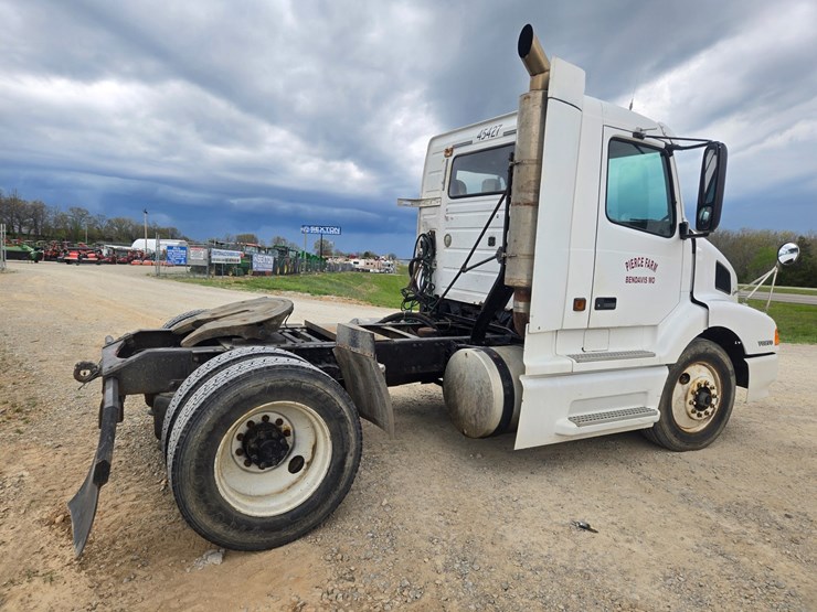 1999-volvo-vn-image-16
