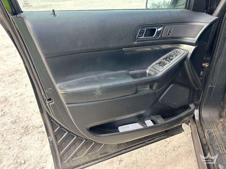 2016-ford-explorer-image-9