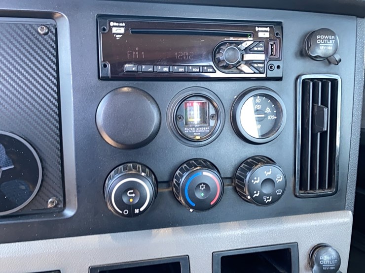 2019-freightliner-cascadia-day-cab-image-43