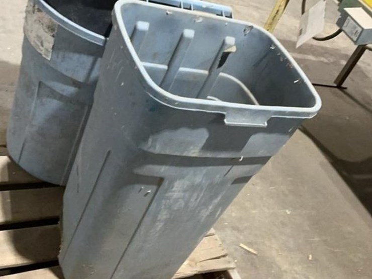 #164-•-poly-carts-and-trash-cans-image-18