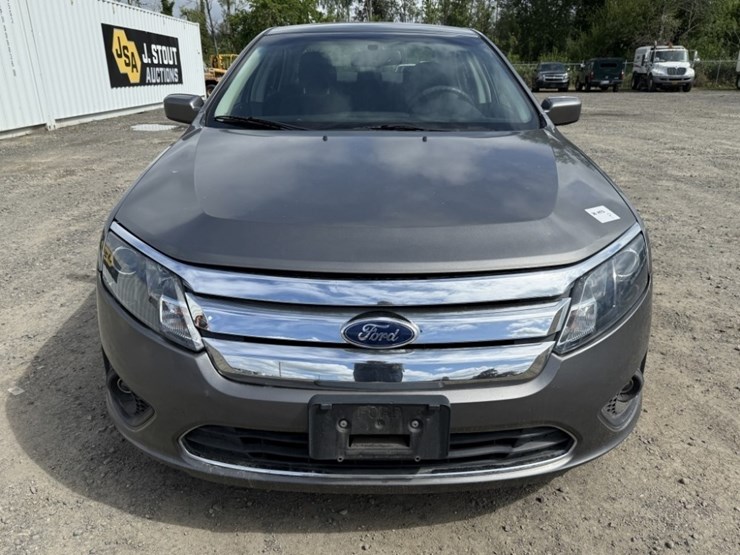 2010-ford-fusion-se-sedan-image-8