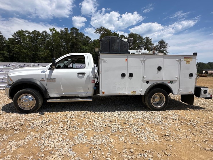 #20652-•-2017-ram-5500-service-truck-image-1