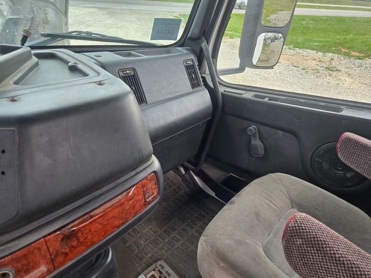 1999-volvo-vn-image-49