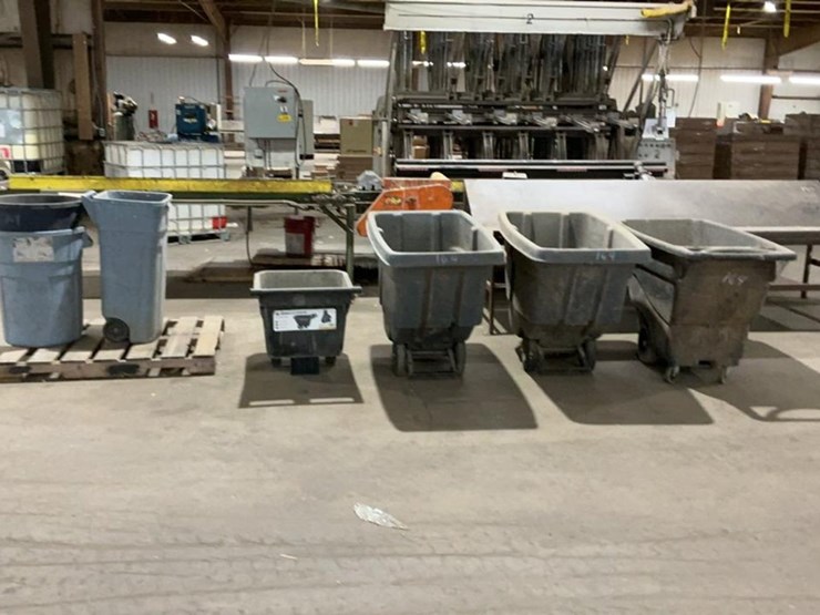 #164-•-poly-carts-and-trash-cans-image-1