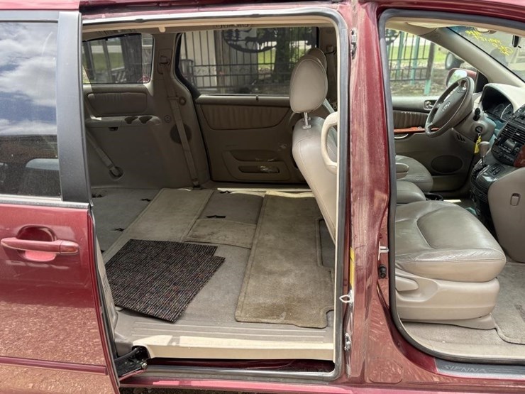 2004-toyota-sienna-image-13