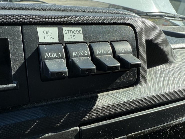 2014-ford-cargo-image-30
