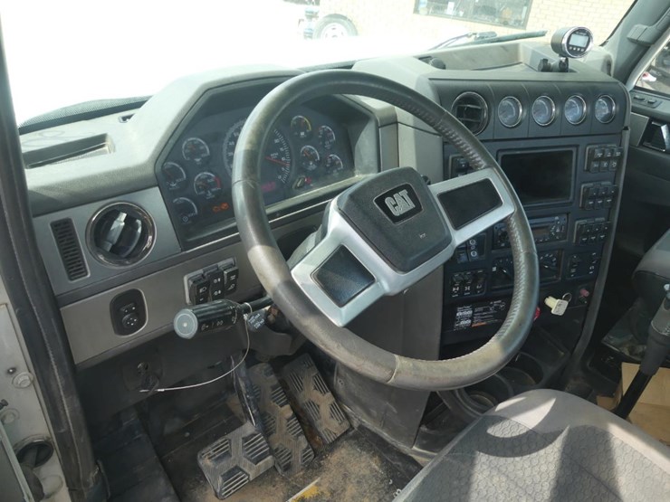 2013-caterpillar-ct660l-image-17