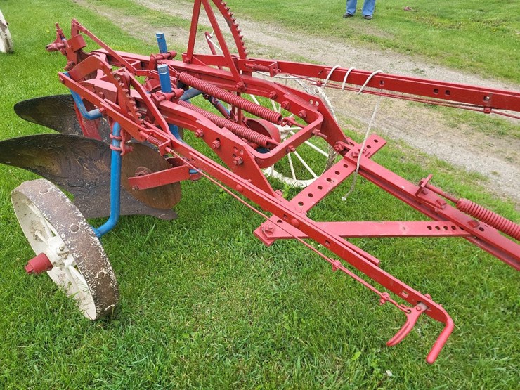 international-2-bottom-pull-type-moldboard-plow---nice-image-9
