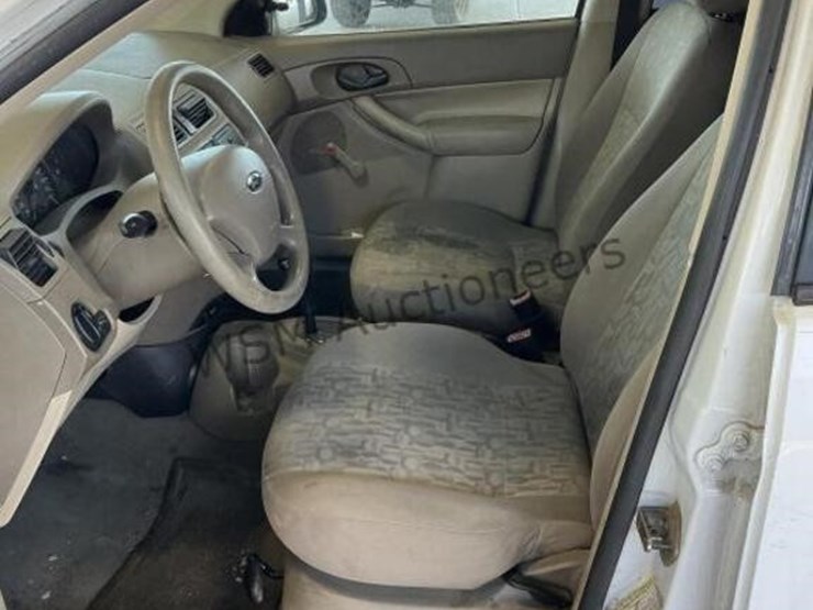 2005-ford-focus-sdn-image-20