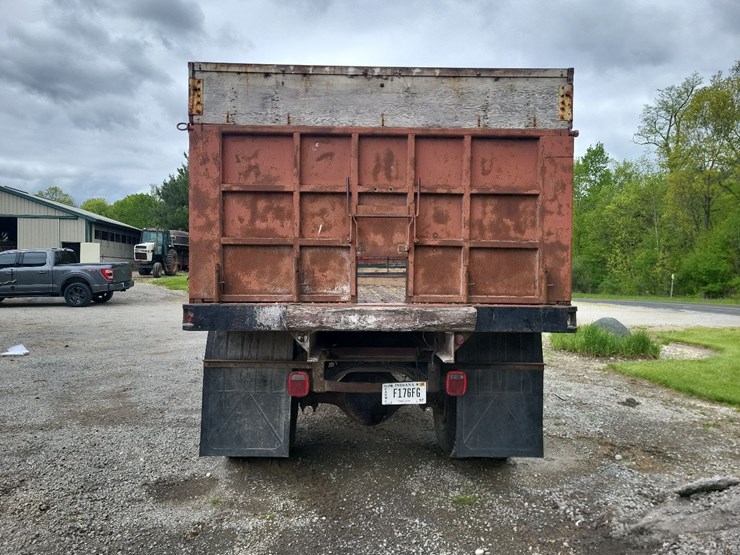 1982-international-1754-single-axle-grain-truck-image-4