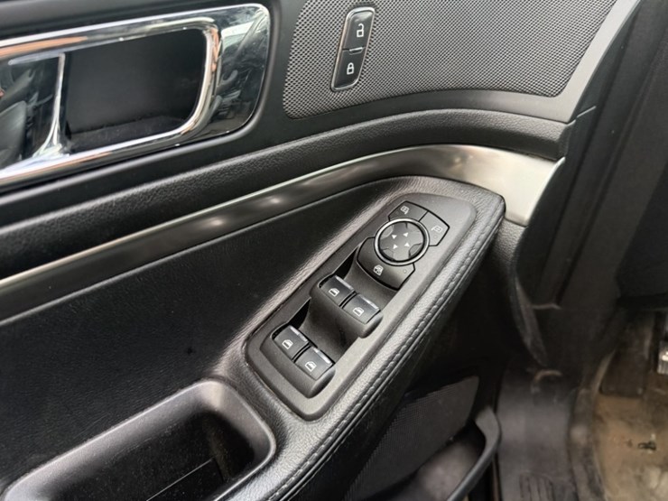 2017-ford-explorer-image-33