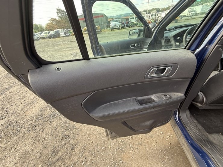 2015-ford-explorer-image-28