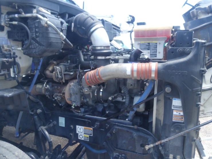 2018-peterbilt-567-image-12