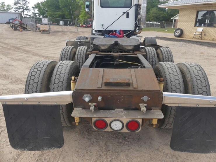 2013-caterpillar-ct660l-image-9