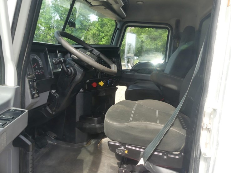 2020-mack-granite-64ft-image-19