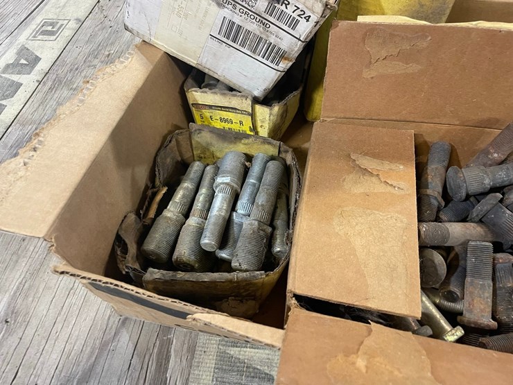 #40242-•-lot-of-truck-wheel-lugs-image-3