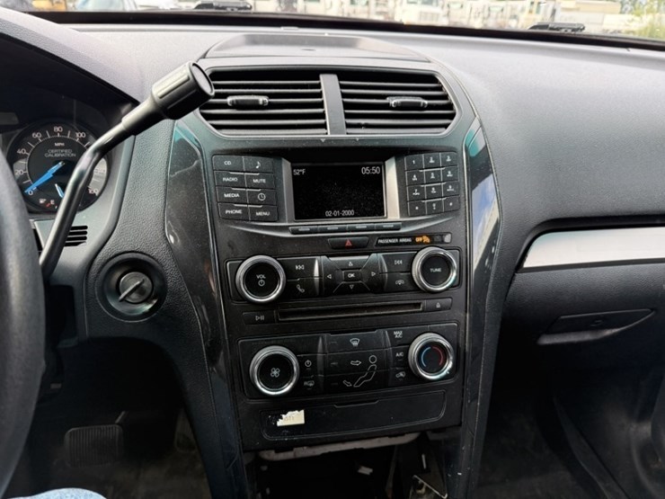 2016-ford-explorer-image-29