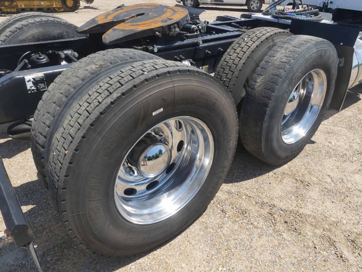 2017-peterbilt-389-image-8