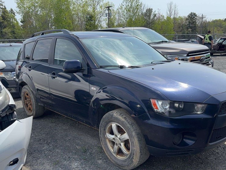 2010-mitsubishi-outlander-image-1