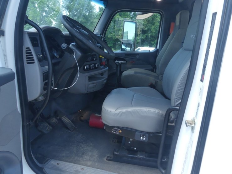 2018-peterbilt-567-image-15
