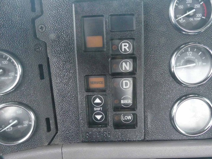 2013-peterbilt-388-image-19