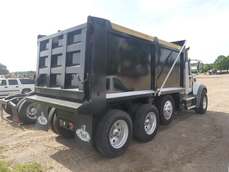2020-mack-granite-64ft-image-3