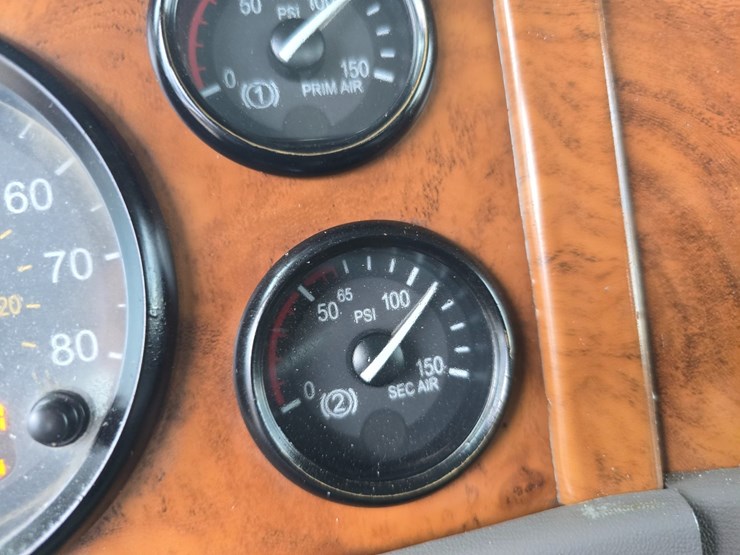 2009-peterbilt-365-image-81