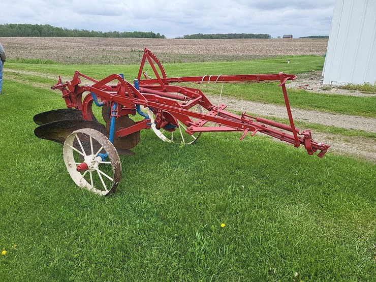 international-2-bottom-pull-type-moldboard-plow---nice-image-1