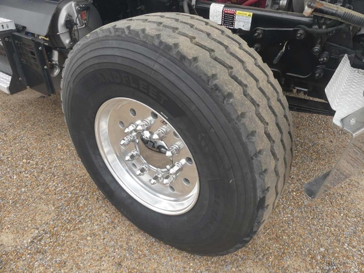 2020-mack-granite-64ft-image-15