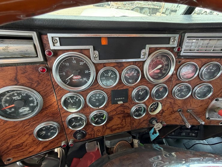 1999-peterbilt-379-image-15