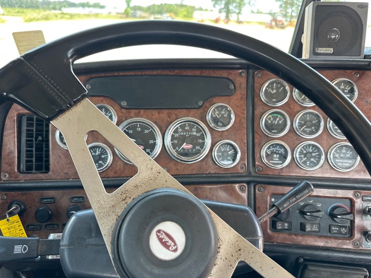 2005-peterbilt-378-image-11