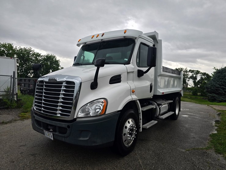 2015-freightliner-cascadia-113-image-2