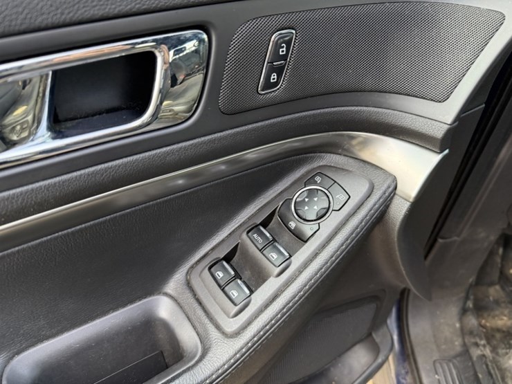 2015-ford-explorer-image-31
