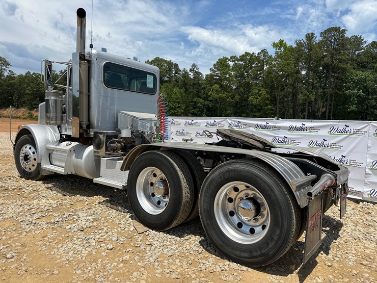 2005-peterbilt-378-image-3