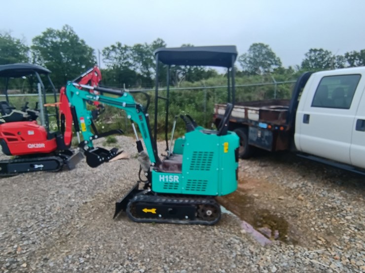 #24706-•-2025-agt-h15r-mini-escavator-image-1