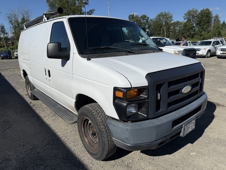 2014-ford-cargo-image-2