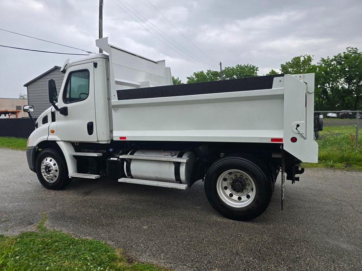 2015-freightliner-cascadia-113-image-9