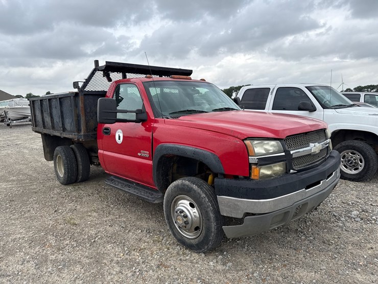 2004-chevrolet-silverado-3500-image-2