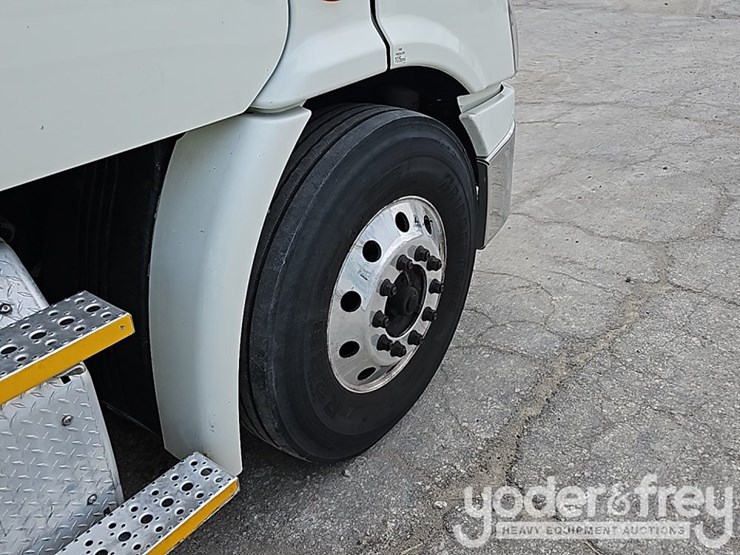 2017-freightliner-cascadia-113-image-19