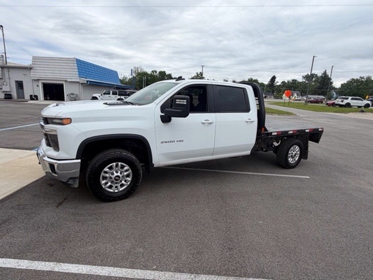 2024-chevrolet-silverado-2500hd-lt-image-1