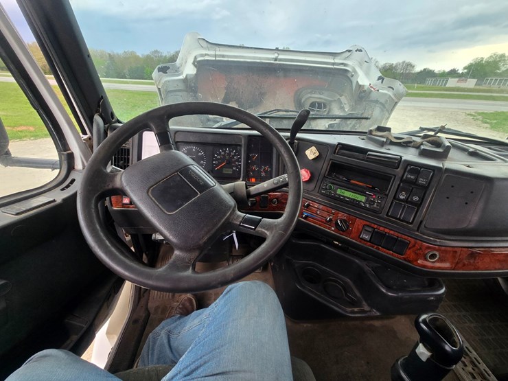 1999-volvo-vn-image-53