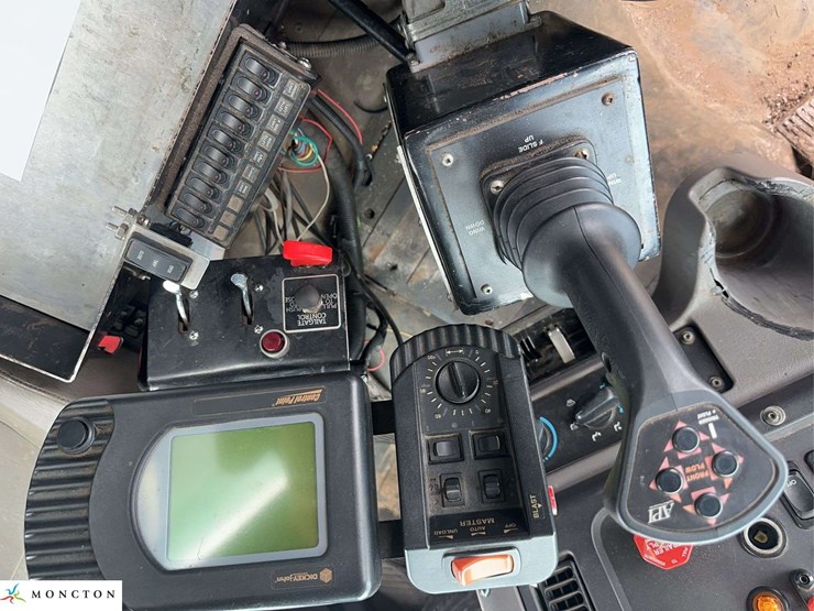 2015-freightliner-114sd-image-23